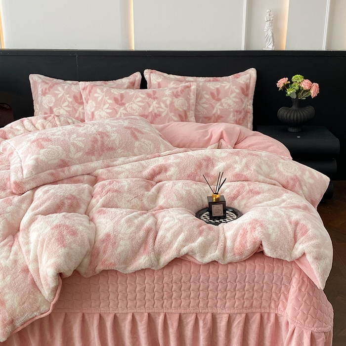 91家纺网 家纺一手货源 找家纺 美伦美焕 2025新款直播热款高克重兔毛绒床盖款四件套 花漾粉