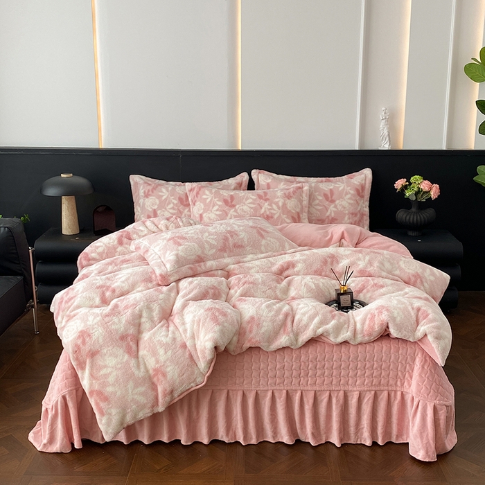 91家纺网 家纺一手货源 找家纺 美伦美焕 2025新款直播热款高克重兔毛绒床盖款四件套 花漾粉