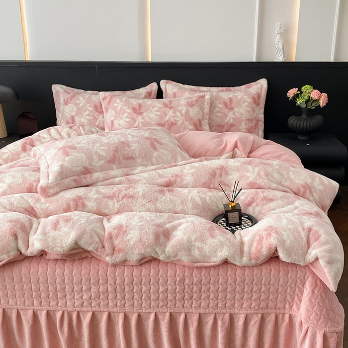 91家纺网 家纺一手货源 找家纺 美伦美焕 2025新款直播热款高克重兔毛绒床盖款四件套 花漾粉