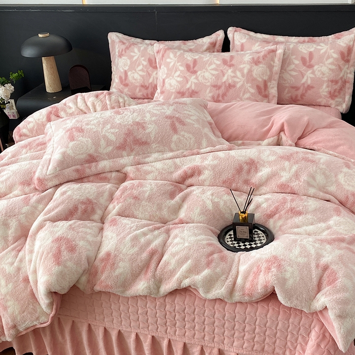 91家纺网 家纺一手货源 找家纺 美伦美焕 2025新款直播热款高克重兔毛绒床盖款四件套 花漾粉