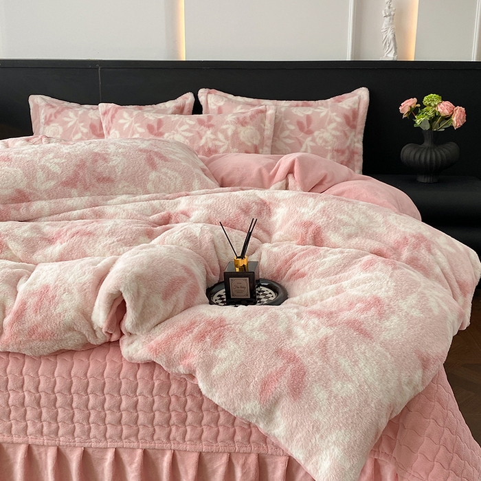 91家纺网 家纺一手货源 找家纺 美伦美焕 2025新款直播热款高克重兔毛绒床盖款四件套 花漾粉