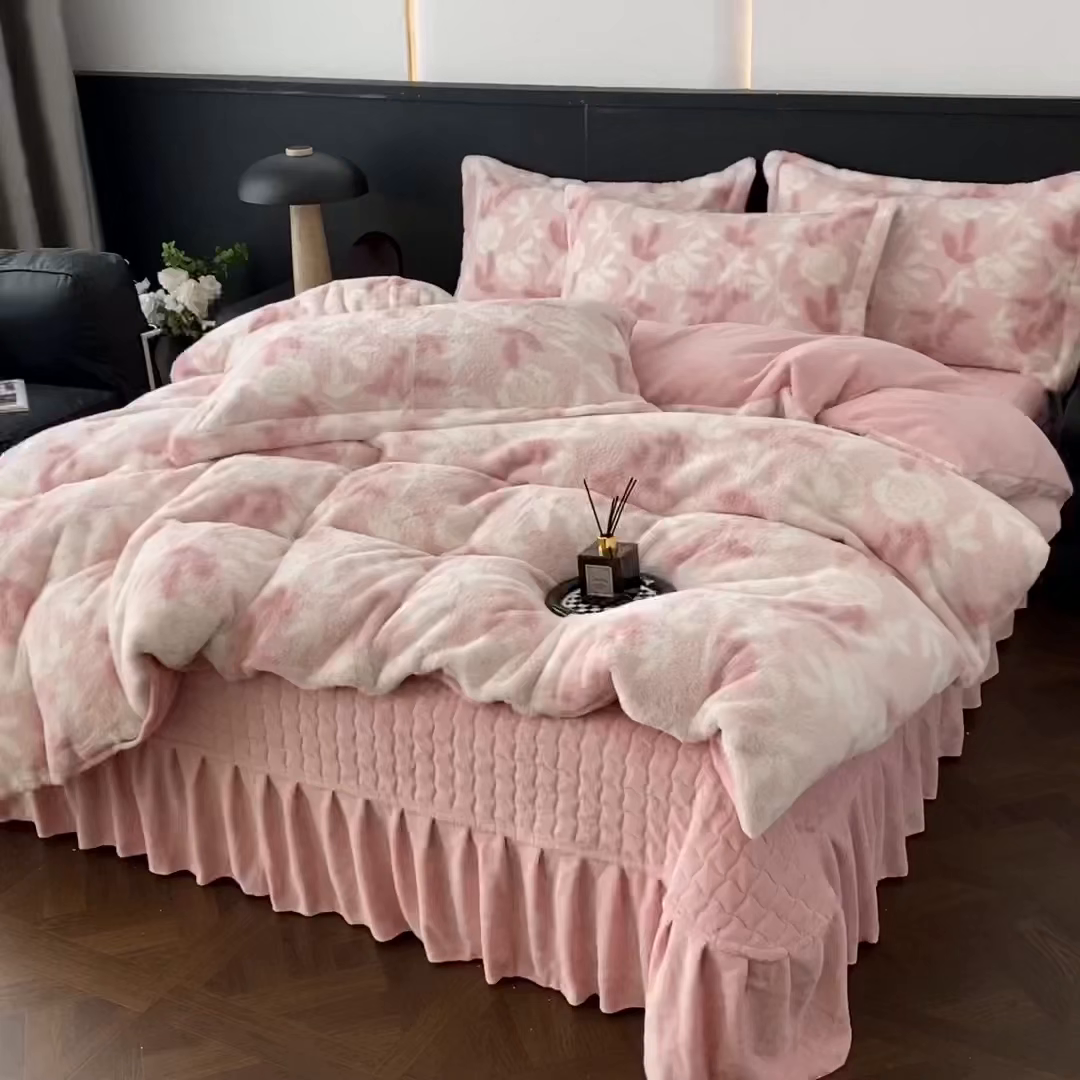 91家纺网 家纺一手货源 找家纺 美伦美焕 2025新款直播热款高克重兔毛绒床盖款四件套 花漾粉
