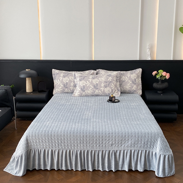 91家纺网 家纺一手货源 找家纺 美伦美焕 2025新款直播热款高克重兔毛绒床盖款四件套 花漾灰