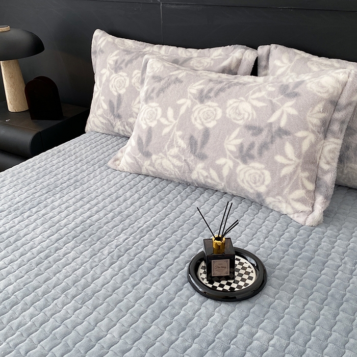 91家纺网 家纺一手货源 找家纺 美伦美焕 2025新款直播热款高克重兔毛绒床盖款四件套 花漾灰