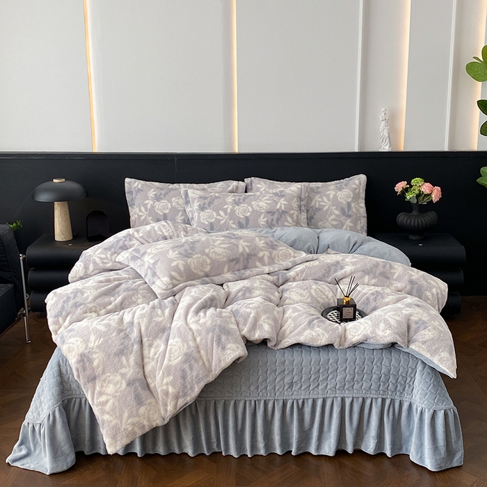 91家纺网 家纺一手货源 找家纺 美伦美焕 2025新款直播热款高克重兔毛绒床盖款四件套 花漾灰