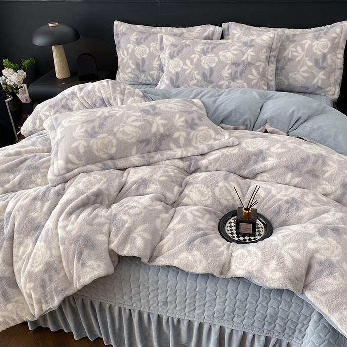 91家纺网 家纺一手货源 找家纺 美伦美焕 2025新款直播热款高克重兔毛绒床盖款四件套 花漾灰