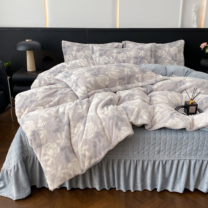 91家纺网 家纺一手货源 找家纺 美伦美焕 2025新款直播热款高克重兔毛绒床盖款四件套 花漾灰