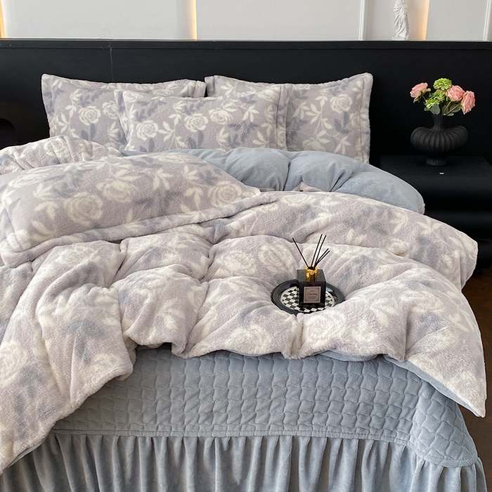 91家纺网 家纺一手货源 找家纺 美伦美焕 2025新款直播热款高克重兔毛绒床盖款四件套 花漾灰