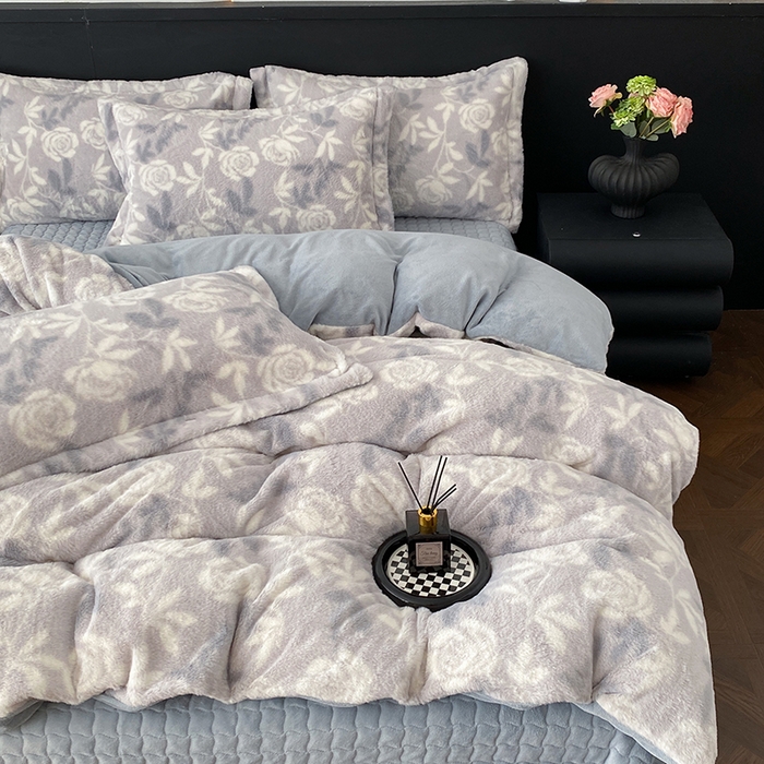 91家纺网 家纺一手货源 找家纺 美伦美焕 2025新款直播热款高克重兔毛绒床盖款四件套 花漾灰