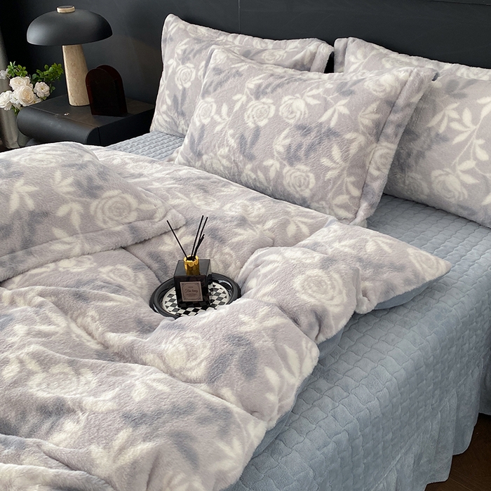 91家纺网 家纺一手货源 找家纺 美伦美焕 2025新款直播热款高克重兔毛绒床盖款四件套 花漾灰