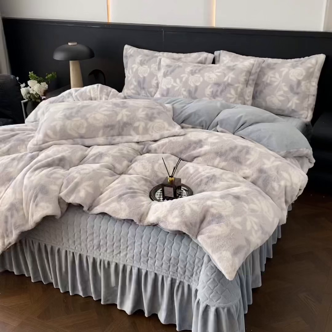 91家纺网 家纺一手货源 找家纺 美伦美焕 2025新款直播热款高克重兔毛绒床盖款四件套 花漾灰