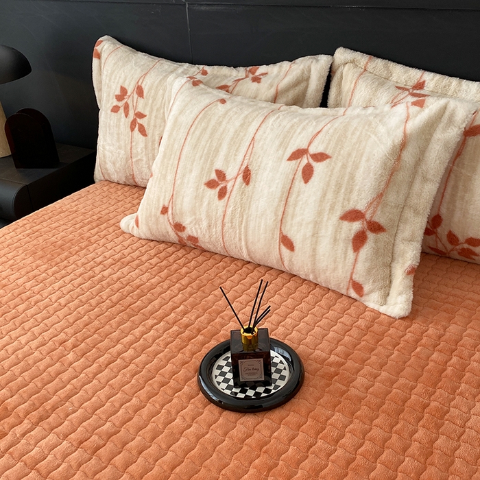 91家纺网 家纺一手货源 找家纺 美伦美焕 2025新款直播热款高克重兔毛绒床盖款四件套 暖桔