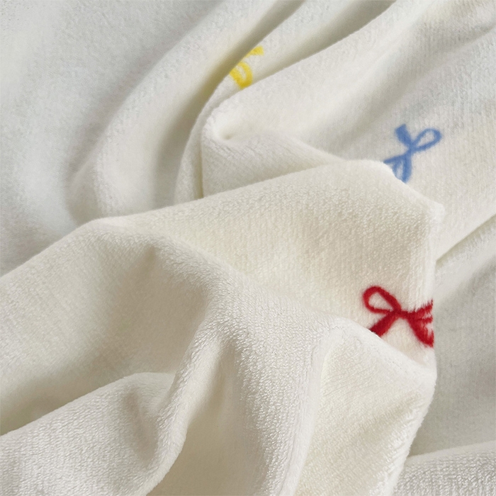 91家纺网 家纺一手货源 找家纺 炫拼家纺 2025新款亲肤舒适韩版高克重牛奶绒花边四件套-奶盐 奶盐-海的心跳