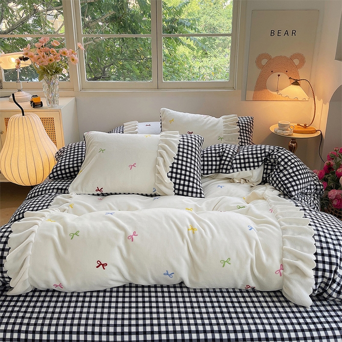 91家纺网 家纺一手货源 找家纺 炫拼家纺 2025新款亲肤舒适韩版高克重牛奶绒花边四件套-奶盐 奶盐一墨韵