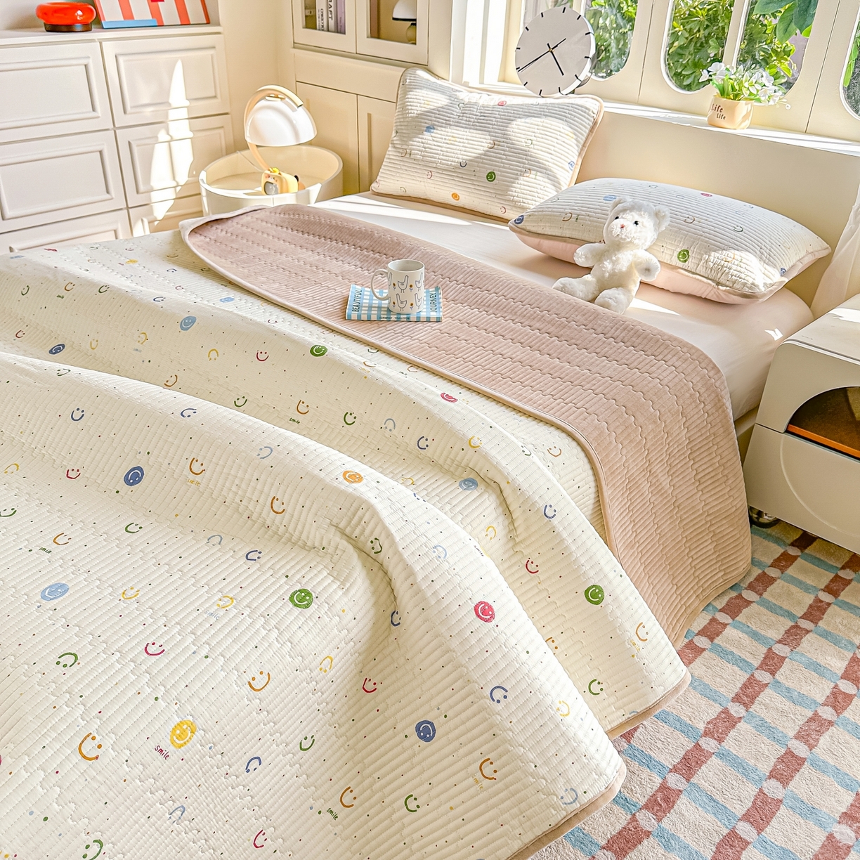 91家纺网 家纺一手货源 找家纺 橘夏家纺 2025新款A全棉B宝宝绒版双面多功能夹棉加厚床盖炕盖三件套学生婴儿床垫盖毯褥子四季通用（含买家秀） 多彩笑脸