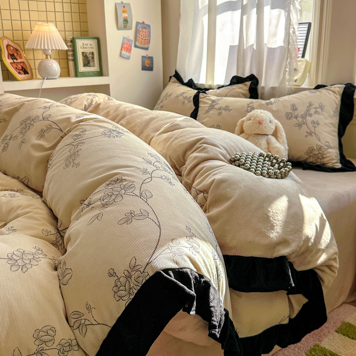 91家纺网 家纺一手货源 找家纺 （总）老K (原美阁） 2025新款轻法式赫本风灯芯绒牛奶绒四件套提花立体韩版花边复古牛奶绒三件套