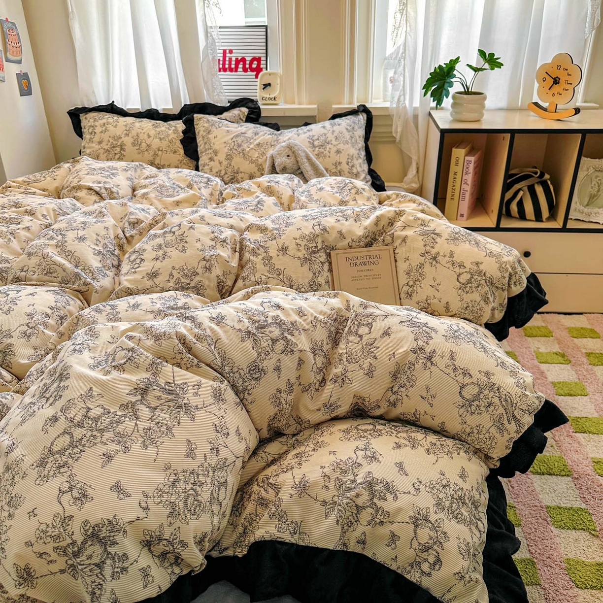 91家纺网 家纺一手货源 找家纺 （总）老K (原美阁） 2025新款轻法式赫本风灯芯绒牛奶绒四件套提花立体韩版花边复古牛奶绒三件套