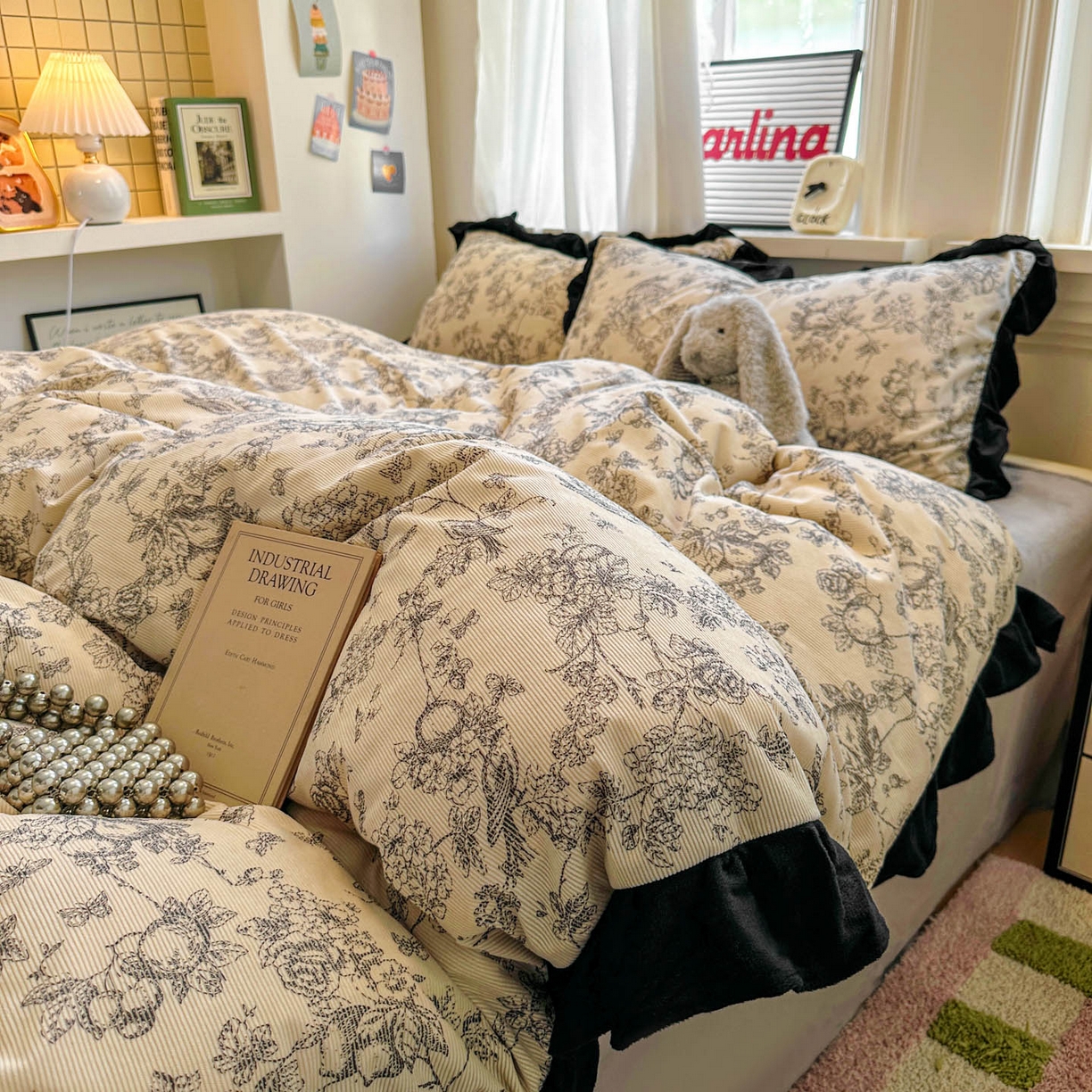 91家纺网 家纺一手货源 找家纺 （总）老K (原美阁） 2025新款轻法式赫本风灯芯绒牛奶绒四件套提花立体韩版花边复古牛奶绒三件套