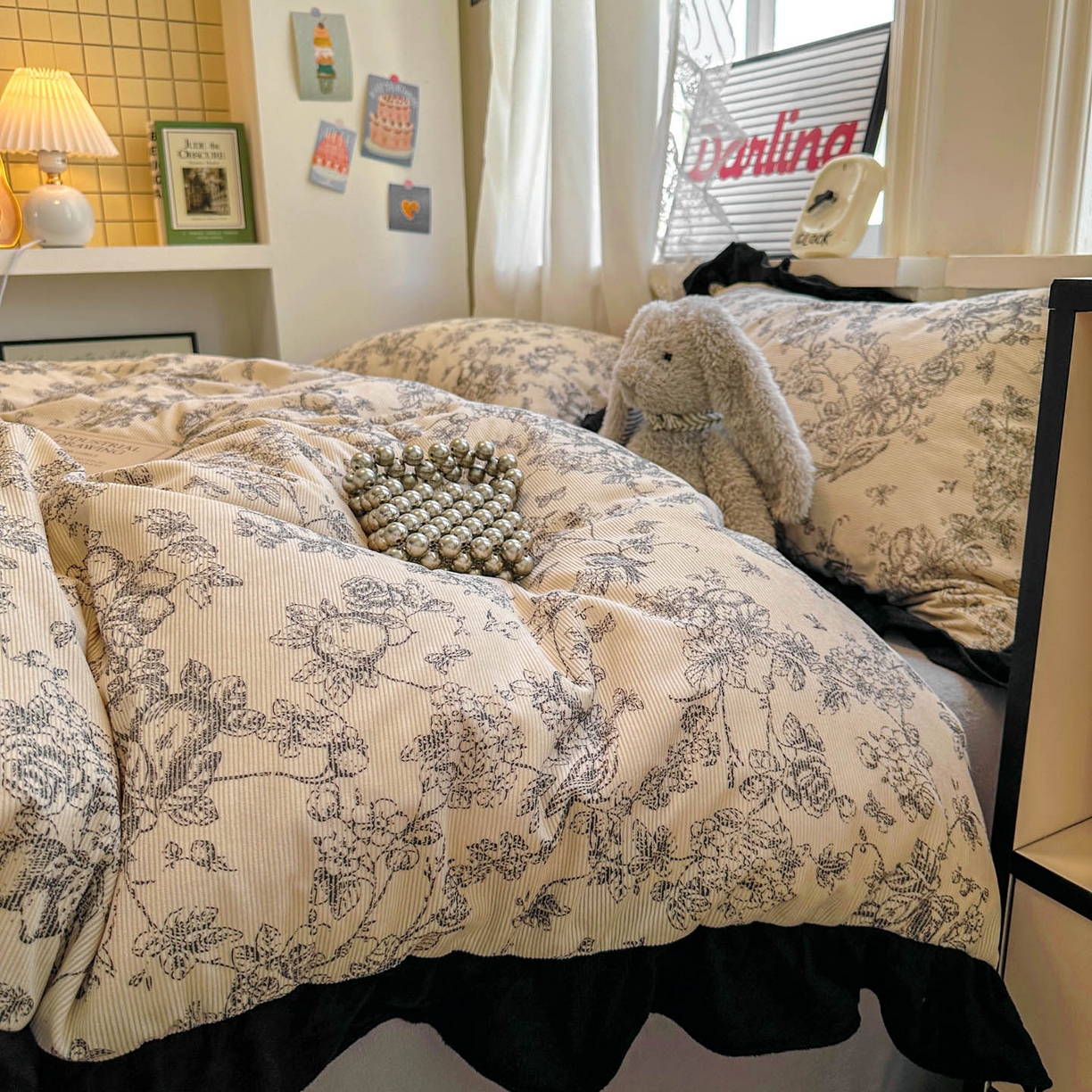 91家纺网 家纺一手货源 找家纺 （总）老K (原美阁） 2025新款轻法式赫本风灯芯绒牛奶绒四件套提花立体韩版花边复古牛奶绒三件套