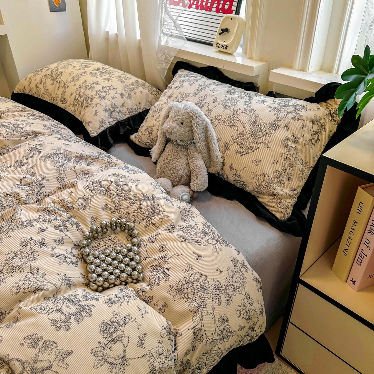 91家纺网 家纺一手货源 找家纺 （总）老K (原美阁） 2025新款轻法式赫本风灯芯绒牛奶绒四件套提花立体韩版花边复古牛奶绒三件套