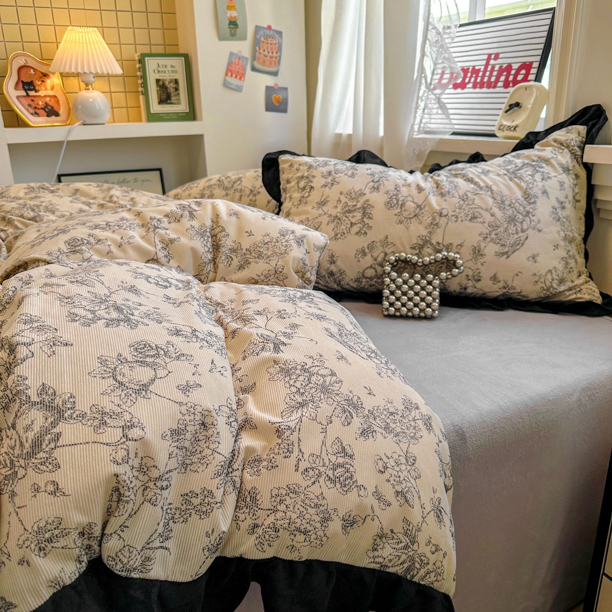 91家纺网 家纺一手货源 找家纺 （总）老K (原美阁） 2025新款轻法式赫本风灯芯绒牛奶绒四件套提花立体韩版花边复古牛奶绒三件套