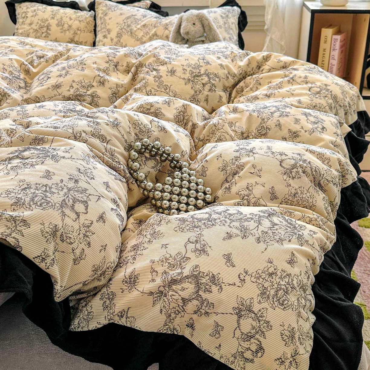 91家纺网 家纺一手货源 找家纺 （总）老K (原美阁） 2025新款轻法式赫本风灯芯绒牛奶绒四件套提花立体韩版花边复古牛奶绒三件套