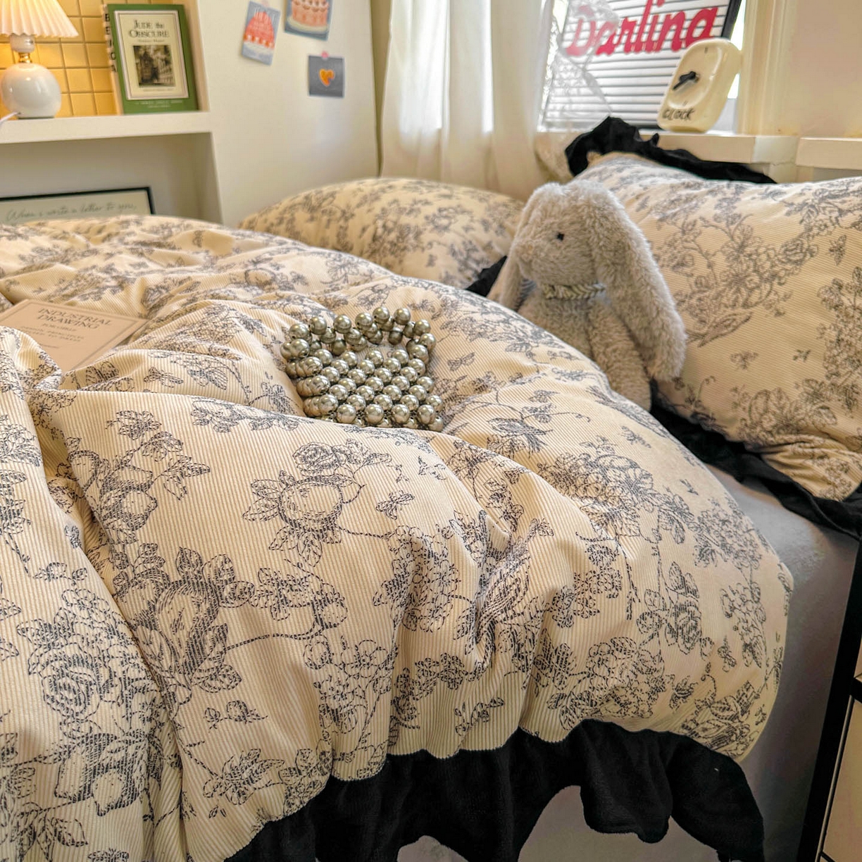 91家纺网 家纺一手货源 找家纺 （总）老K (原美阁） 2025新款轻法式赫本风灯芯绒牛奶绒四件套提花立体韩版花边复古牛奶绒三件套