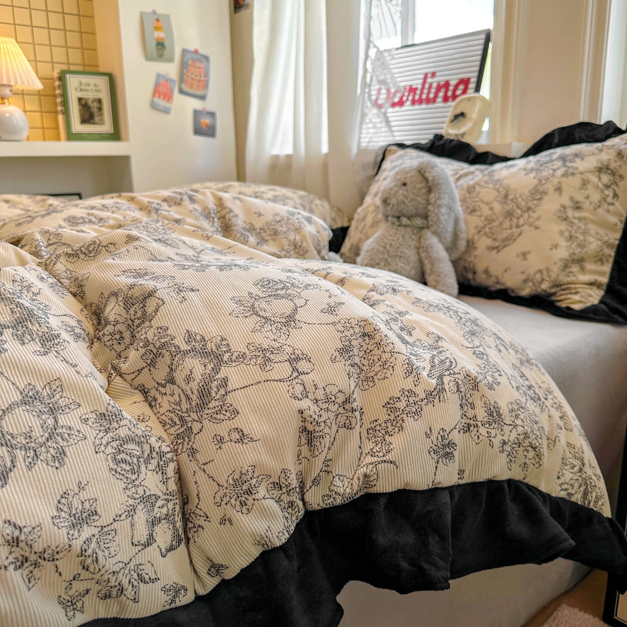 91家纺网 家纺一手货源 找家纺 （总）老K (原美阁） 2025新款轻法式赫本风灯芯绒牛奶绒四件套提花立体韩版花边复古牛奶绒三件套