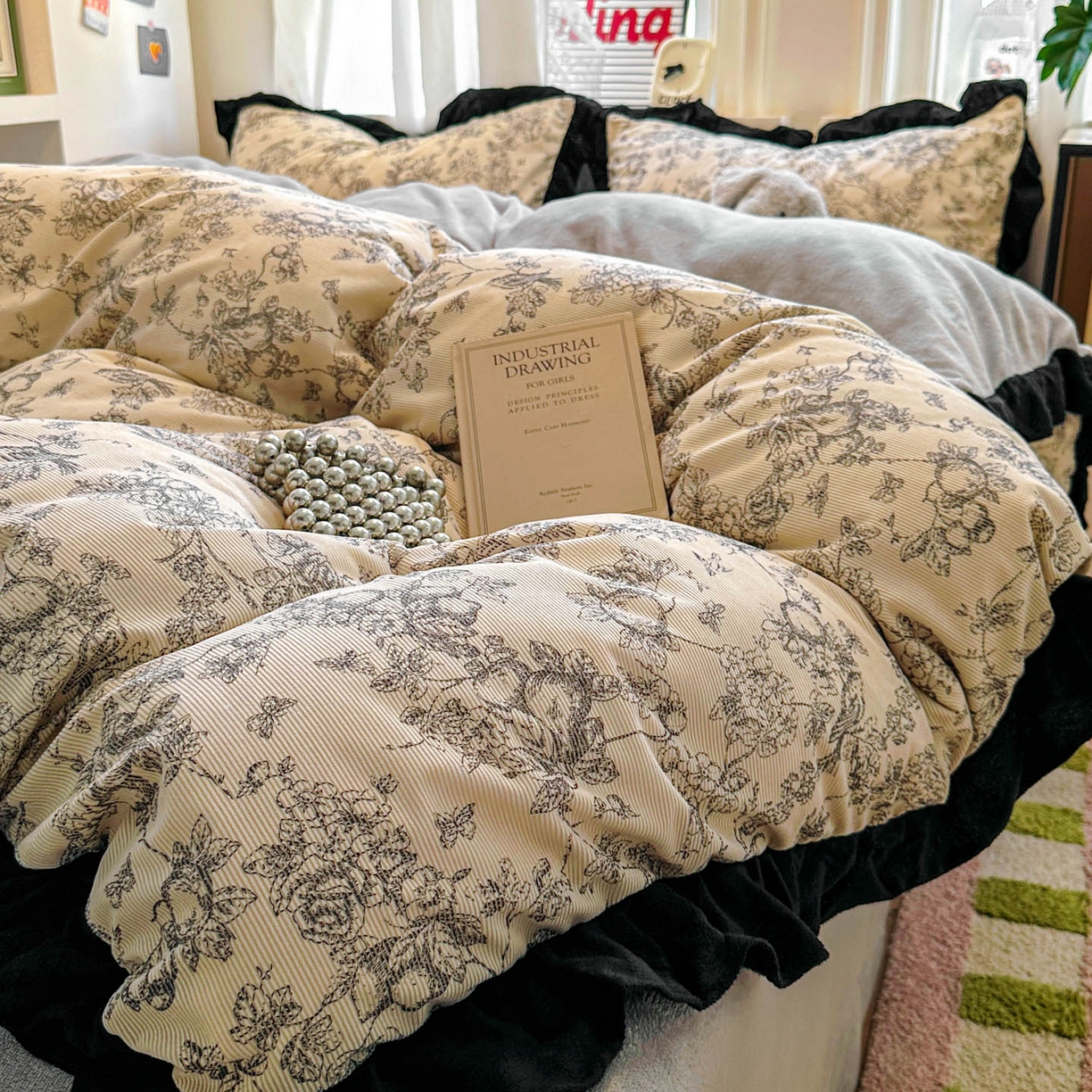 91家纺网 家纺一手货源 找家纺 （总）老K (原美阁） 2025新款轻法式赫本风灯芯绒牛奶绒四件套提花立体韩版花边复古牛奶绒三件套