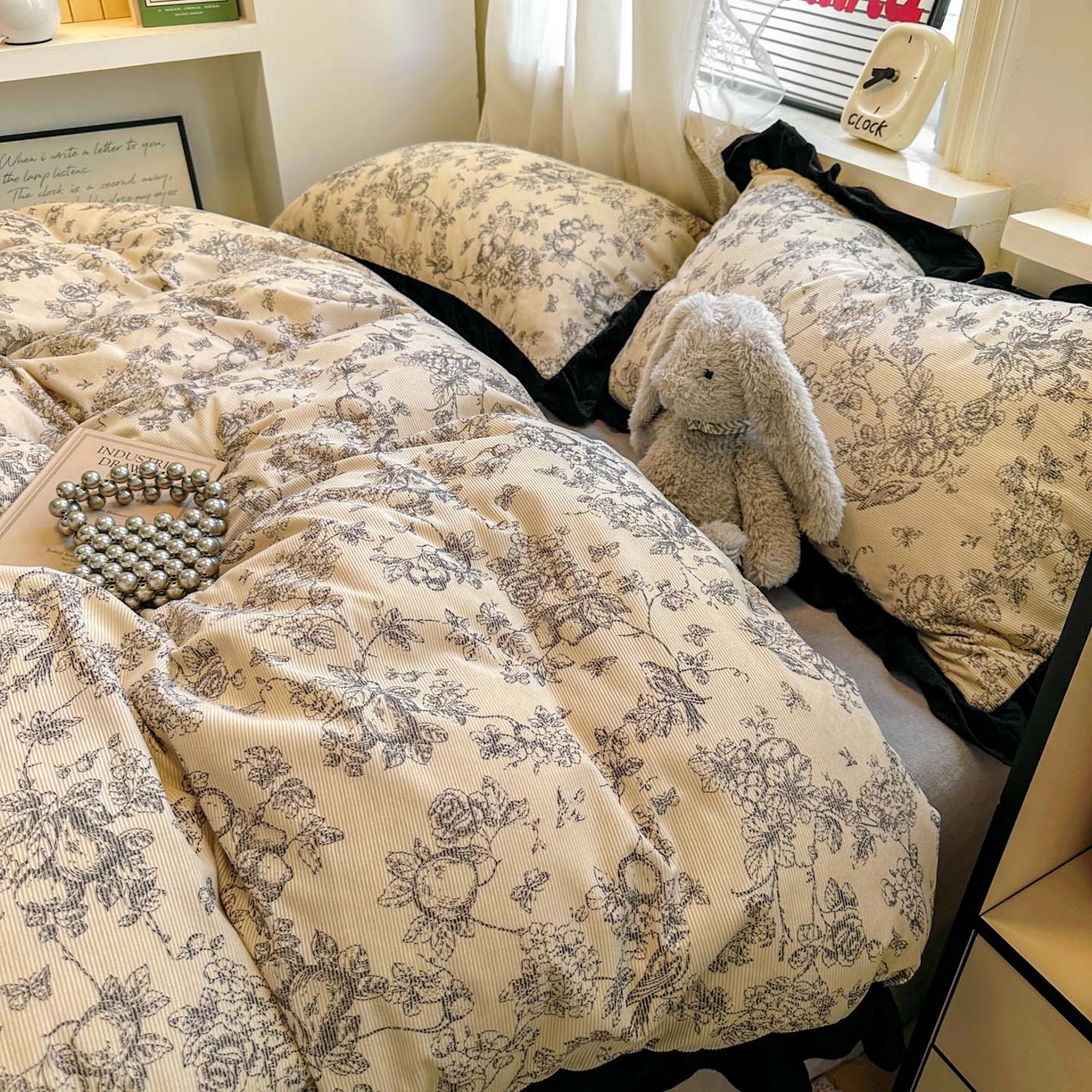 91家纺网 家纺一手货源 找家纺 （总）老K (原美阁） 2025新款轻法式赫本风灯芯绒牛奶绒四件套提花立体韩版花边复古牛奶绒三件套