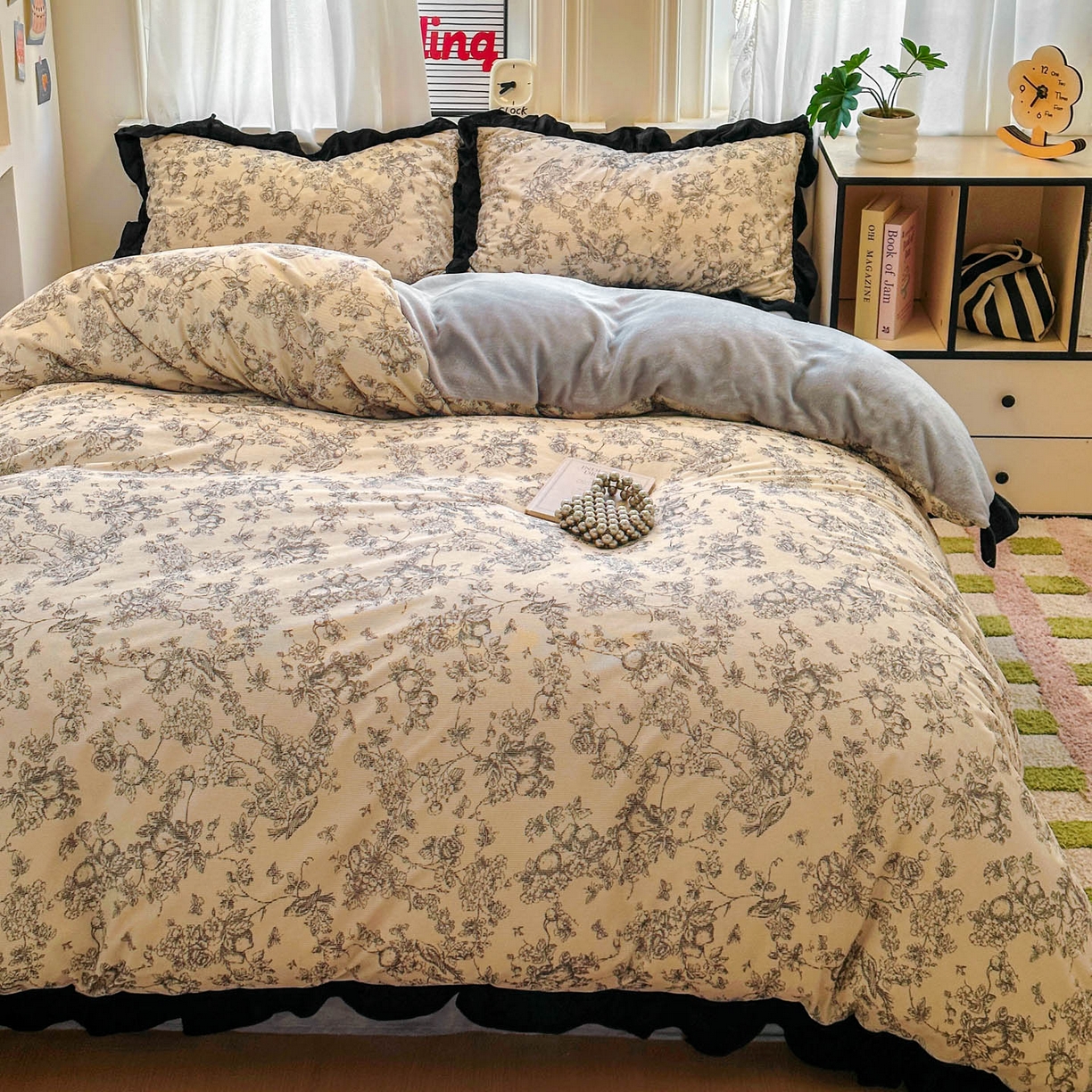 91家纺网 家纺一手货源 找家纺 （总）老K (原美阁） 2025新款轻法式赫本风灯芯绒牛奶绒四件套提花立体韩版花边复古牛奶绒三件套