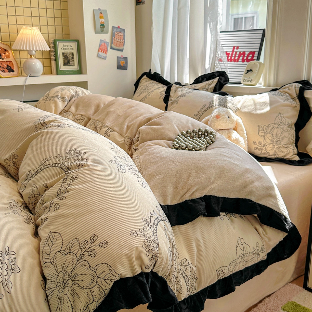 91家纺网 家纺一手货源 找家纺 （总）老K (原美阁） 2025新款轻法式赫本风灯芯绒牛奶绒四件套提花立体韩版花边复古牛奶绒三件套