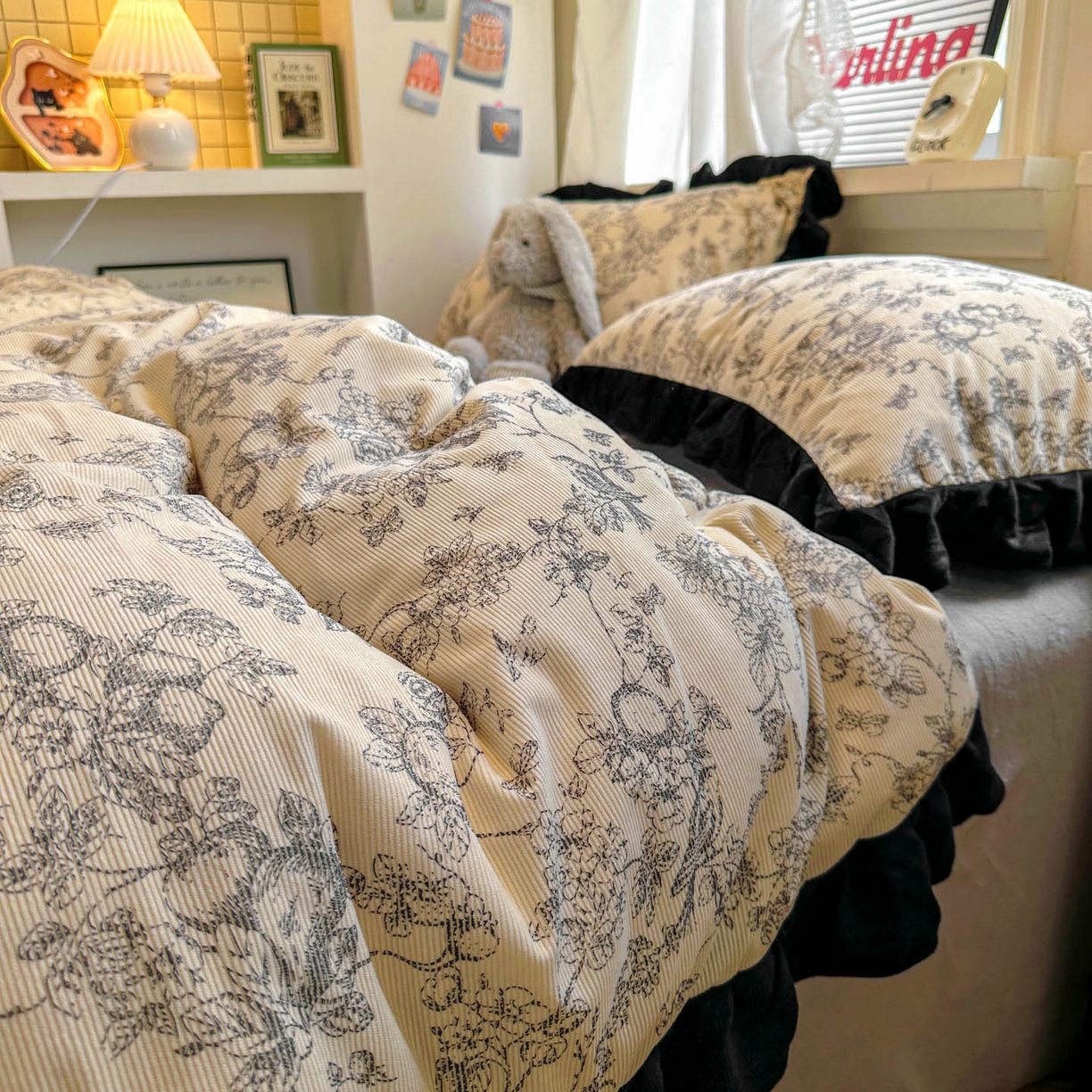 91家纺网 家纺一手货源 找家纺 （总）老K (原美阁） 2025新款轻法式赫本风灯芯绒牛奶绒四件套提花立体韩版花边复古牛奶绒三件套