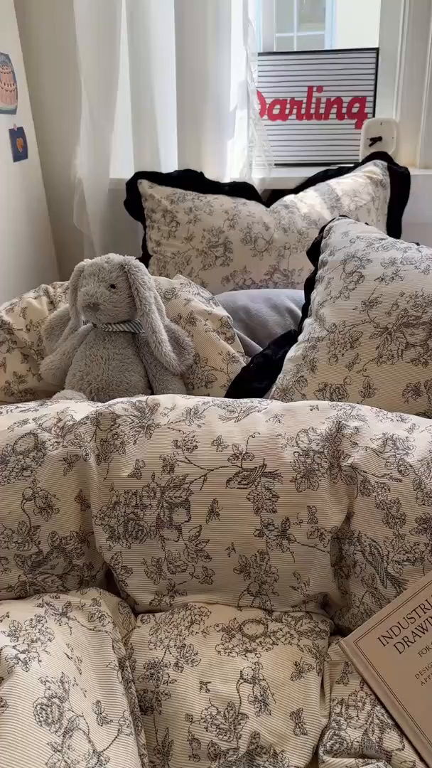 91家纺网 家纺一手货源 找家纺 （总）老K (原美阁） 2025新款轻法式赫本风灯芯绒牛奶绒四件套提花立体韩版花边复古牛奶绒三件套