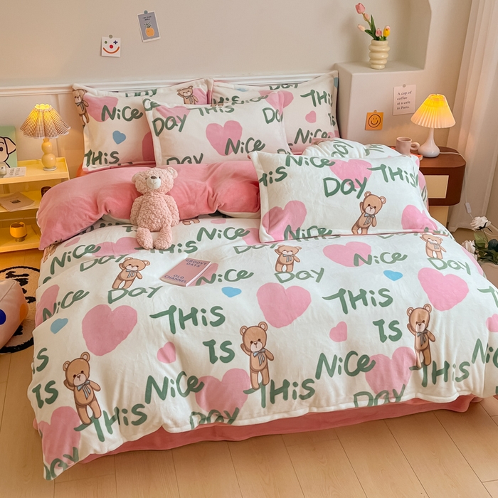 91家纺网 家纺一手货源 找家纺 金盛纺 2025新款高克重牛奶绒印花系列四件套(可定制) 粉红桃心