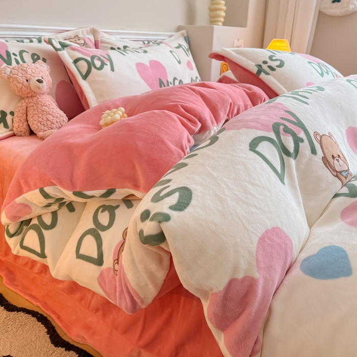 91家纺网 家纺一手货源 找家纺 金盛纺 2025新款高克重牛奶绒印花系列四件套(可定制) 粉红桃心