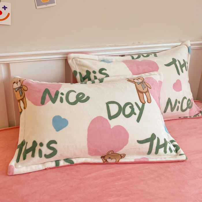 91家纺网 家纺一手货源 找家纺 金盛纺 2025新款高克重牛奶绒印花系列四件套(可定制) 粉红桃心