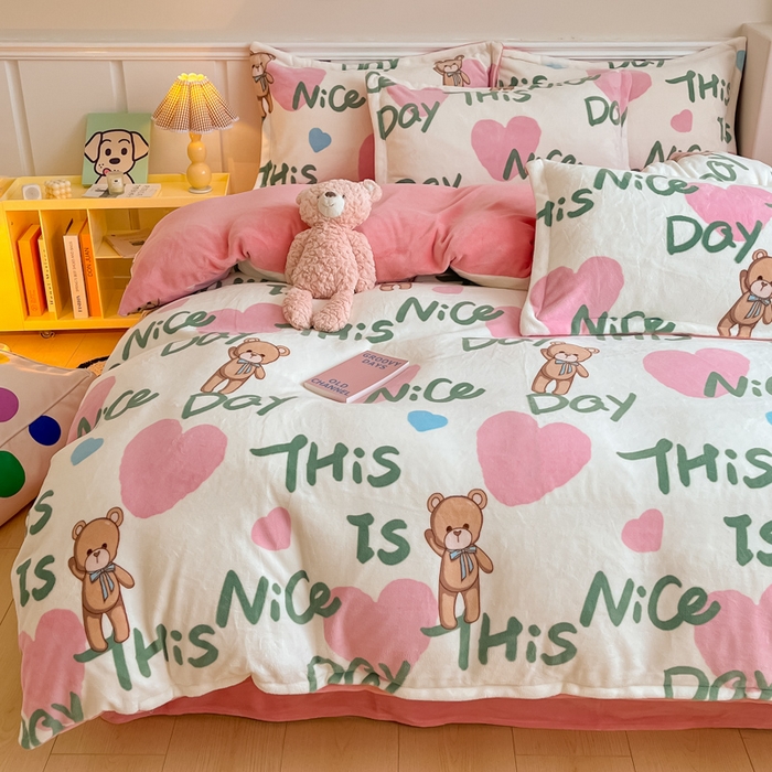 91家纺网 家纺一手货源 找家纺 金盛纺 2025新款高克重牛奶绒印花系列四件套(可定制) 粉红桃心