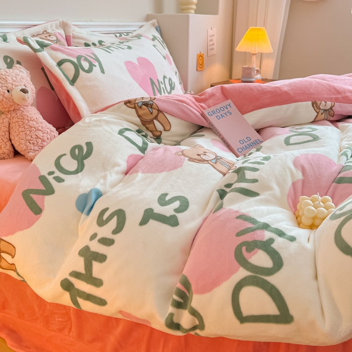 91家纺网 家纺一手货源 找家纺 金盛纺 2025新款高克重牛奶绒印花系列四件套(可定制) 粉红桃心