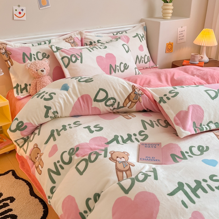 91家纺网 家纺一手货源 找家纺 金盛纺 2025新款高克重牛奶绒印花系列四件套(可定制) 粉红桃心