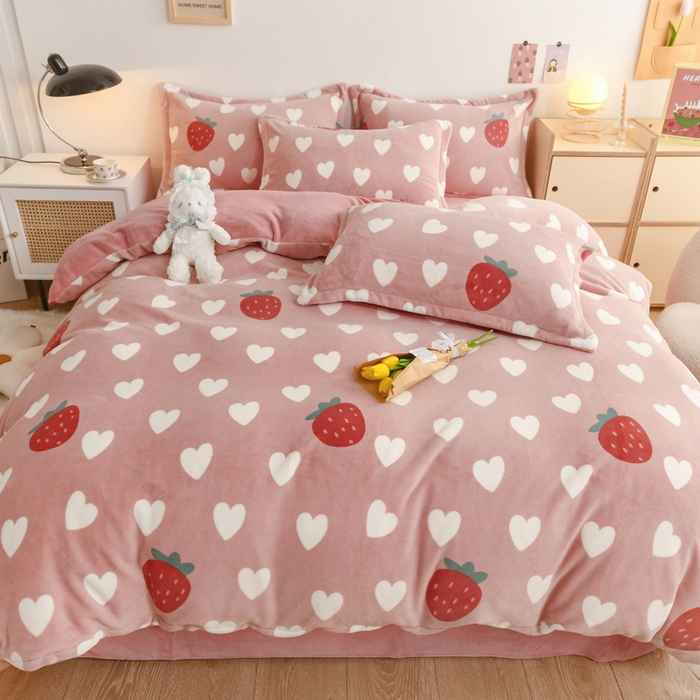 91家纺网 家纺一手货源 找家纺 金盛纺 2025新款高克重牛奶绒印花系列四件套(可定制) 桃心草莓