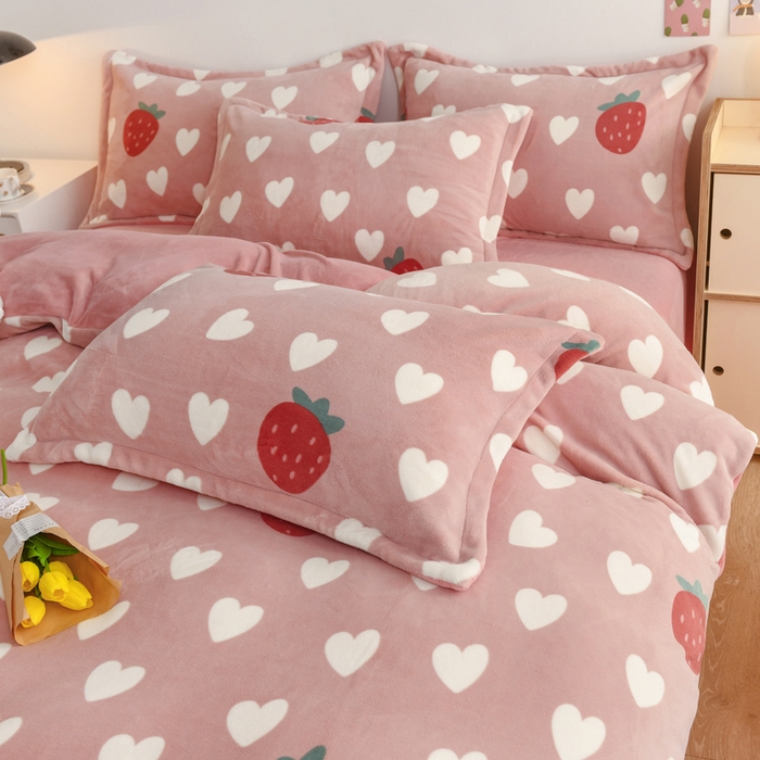 91家纺网 家纺一手货源 找家纺 金盛纺 2025新款高克重牛奶绒印花系列四件套(可定制) 桃心草莓