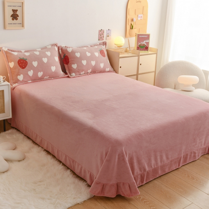 91家纺网 家纺一手货源 找家纺 金盛纺 2025新款高克重牛奶绒印花系列四件套(可定制) 桃心草莓