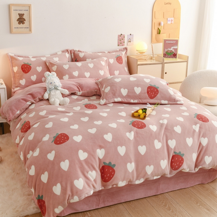 91家纺网 家纺一手货源 找家纺 金盛纺 2025新款高克重牛奶绒印花系列四件套(可定制) 桃心草莓