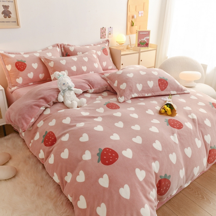 91家纺网 家纺一手货源 找家纺 金盛纺 2025新款高克重牛奶绒印花系列四件套(可定制) 桃心草莓