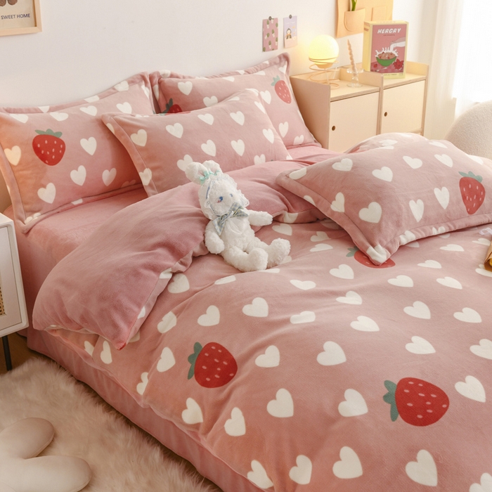 91家纺网 家纺一手货源 找家纺 金盛纺 2025新款高克重牛奶绒印花系列四件套(可定制) 桃心草莓