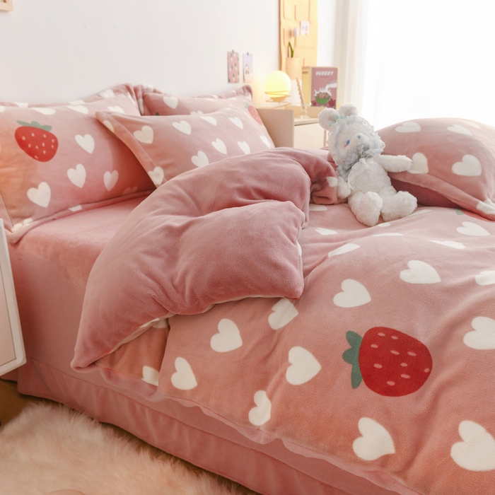 91家纺网 家纺一手货源 找家纺 金盛纺 2025新款高克重牛奶绒印花系列四件套(可定制) 桃心草莓