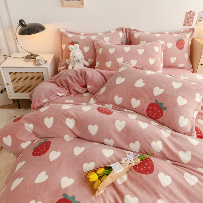 91家纺网 家纺一手货源 找家纺 金盛纺 2025新款高克重牛奶绒印花系列四件套(可定制) 桃心草莓