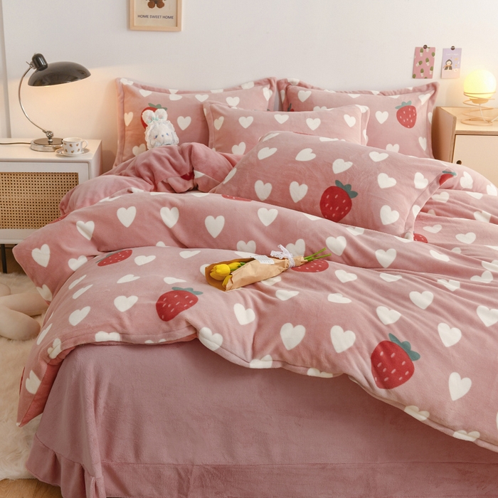 91家纺网 家纺一手货源 找家纺 金盛纺 2025新款高克重牛奶绒印花系列四件套(可定制) 桃心草莓