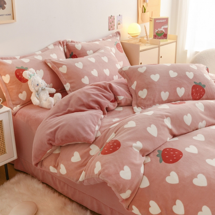 91家纺网 家纺一手货源 找家纺 金盛纺 2025新款高克重牛奶绒印花系列四件套(可定制) 桃心草莓